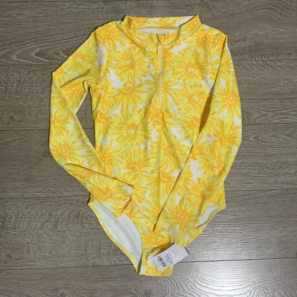 Nwt beautiful swim suit for summer time.